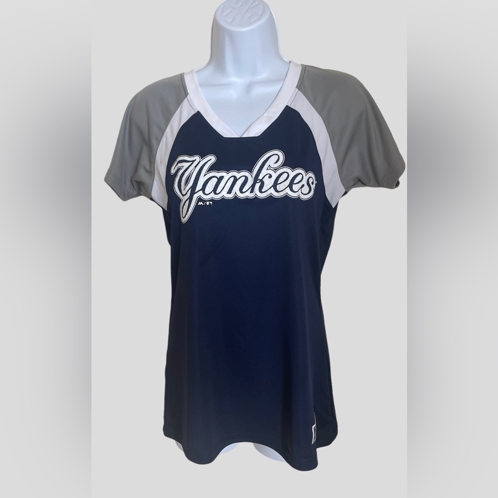 Majestic Fans Fashion- Women’s New York Yankees Jersey.